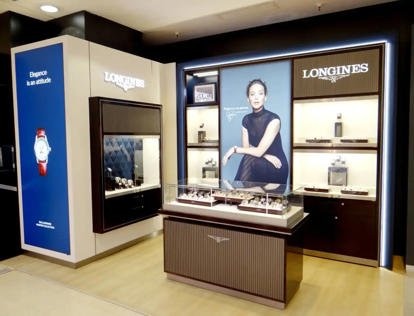 Expositor comercial de lujo para relojes Longines con vitrinas iluminadas y mobiliario personalizado en Barcelona