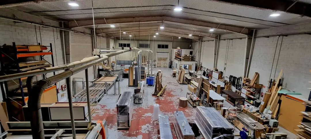Taller propio de fabricación de mobiliario a medida en Barcelona con maquinaria industrial y zona de montaje