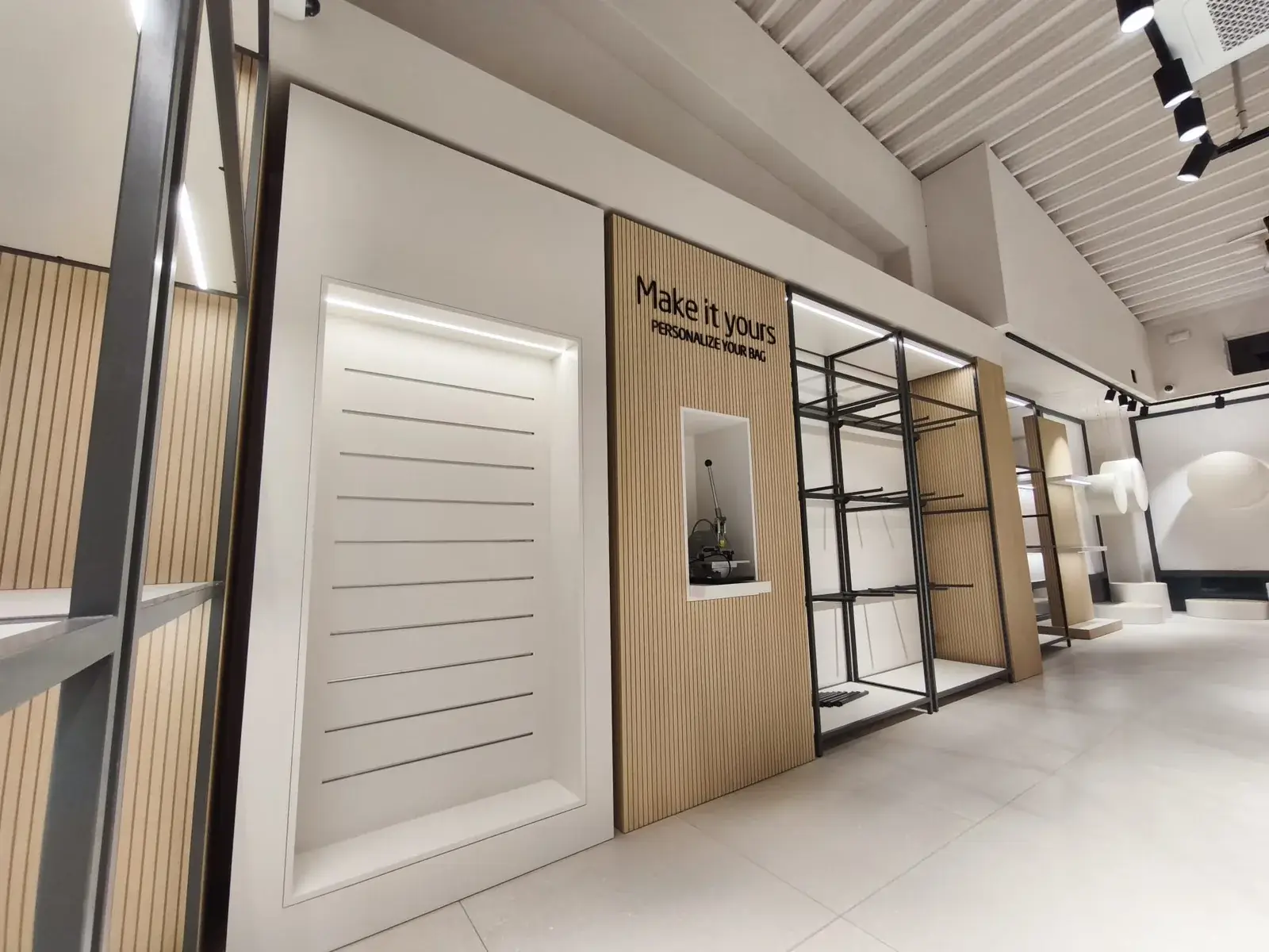 Mobiliario comercial a medida en Barcelona: mostrador y vitrinas fabricadas a medida por BanusTech